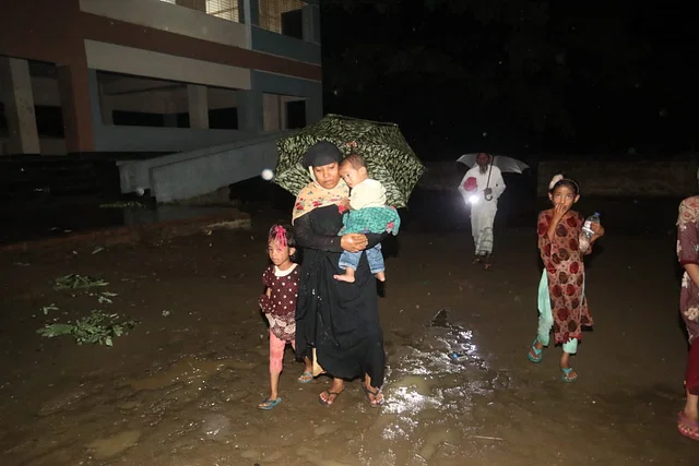 মোখার গতি বেড়েছে, মধ্যরাতেই উপকূলে প্রভাব পড়তে পারে: আবহাওয়া অধিদপ্তর